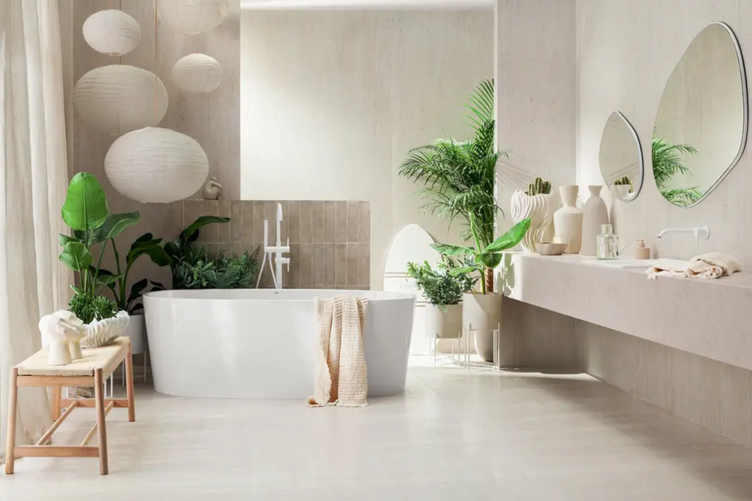 Jasna łazienka boho z naturalnymi akcentami